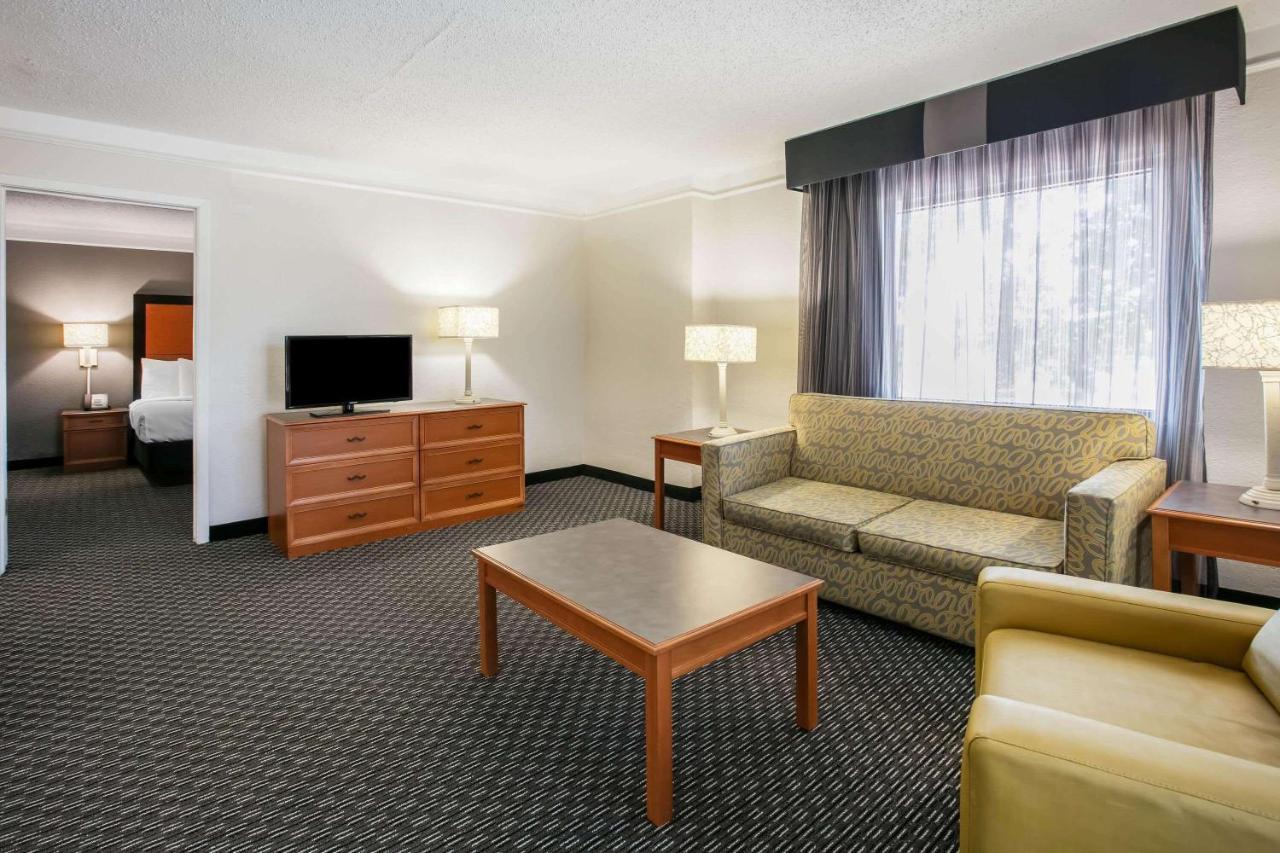 La Quinta Inn By Wyndham Dallas Uptown Экстерьер фото