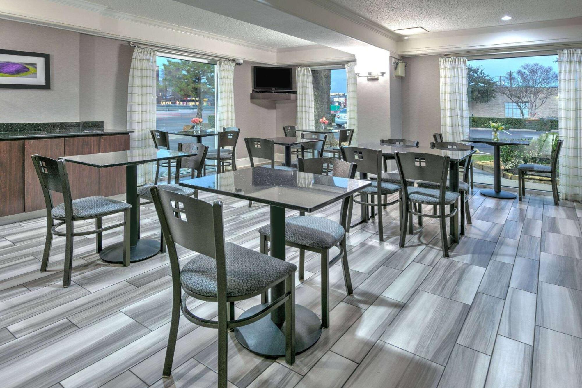 La Quinta Inn By Wyndham Dallas Uptown Экстерьер фото