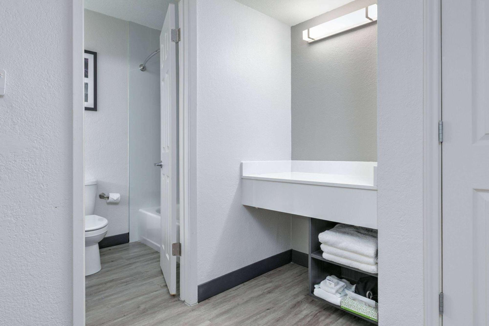 La Quinta Inn By Wyndham Dallas Uptown Экстерьер фото