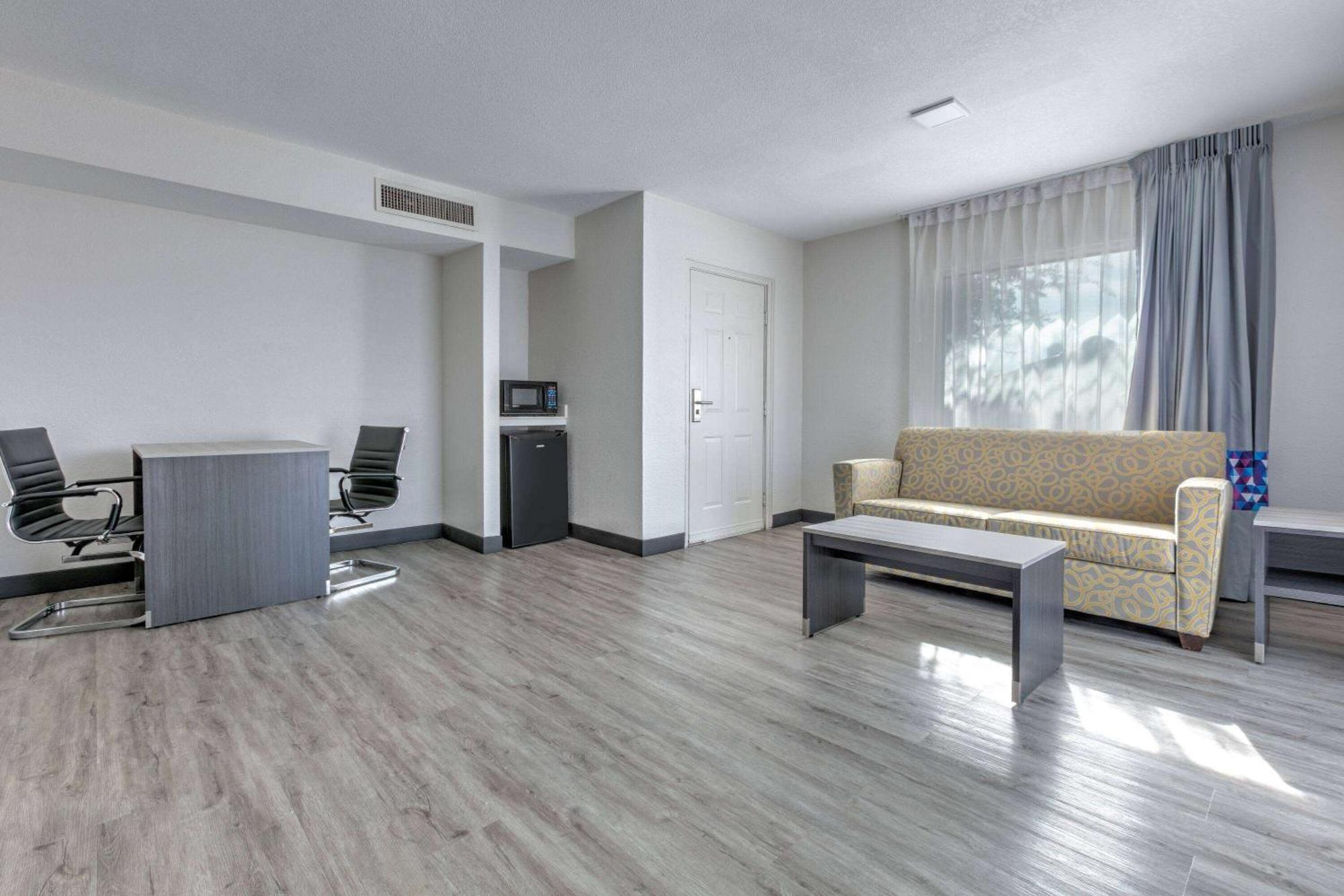 La Quinta Inn By Wyndham Dallas Uptown Экстерьер фото