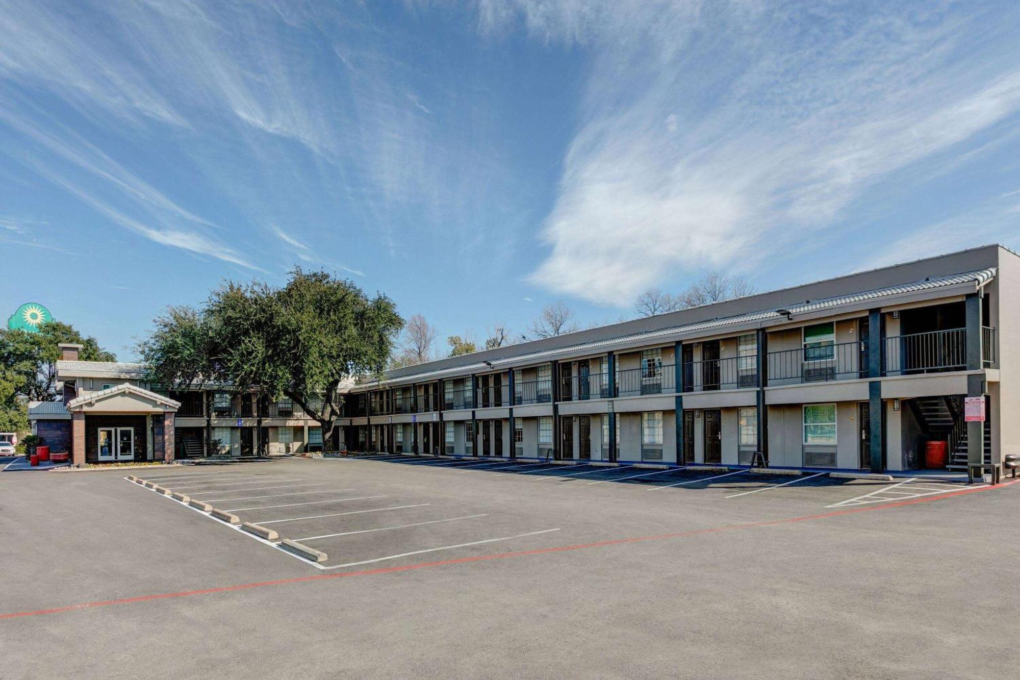 La Quinta Inn By Wyndham Dallas Uptown Экстерьер фото
