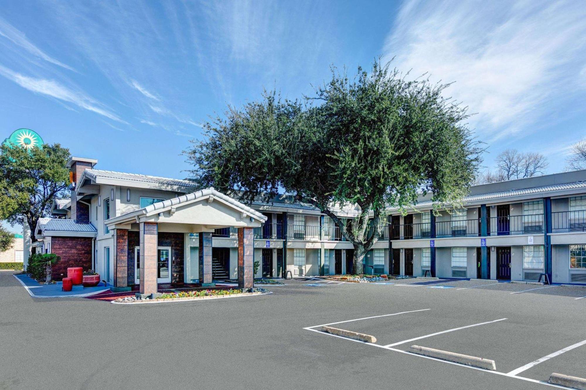 La Quinta Inn By Wyndham Dallas Uptown Экстерьер фото