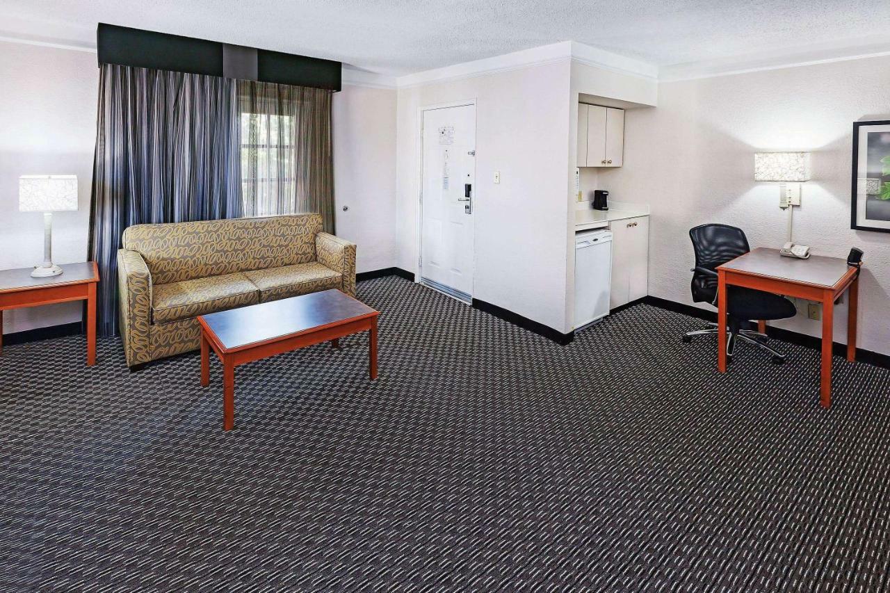 La Quinta Inn By Wyndham Dallas Uptown Экстерьер фото
